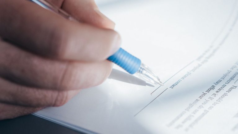 Empresa pode exigir certidão negativa? Entenda os limites legais