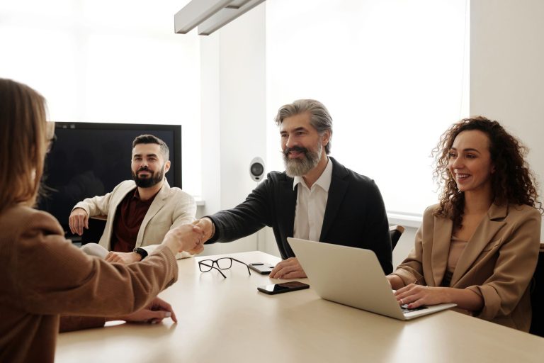 Empresas contratam quem mora longe? Entenda o que realmente influencia a decisão